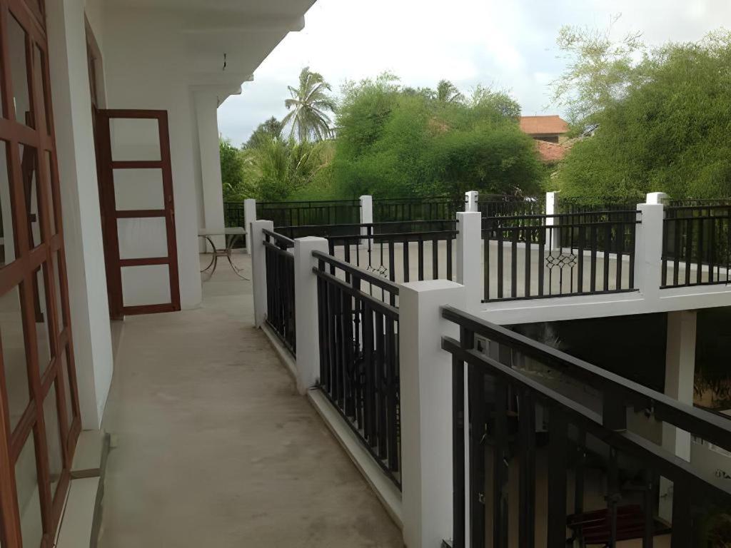 Araliya Blue Beach View Hotel Kudapaduwa Ngoại thất bức ảnh